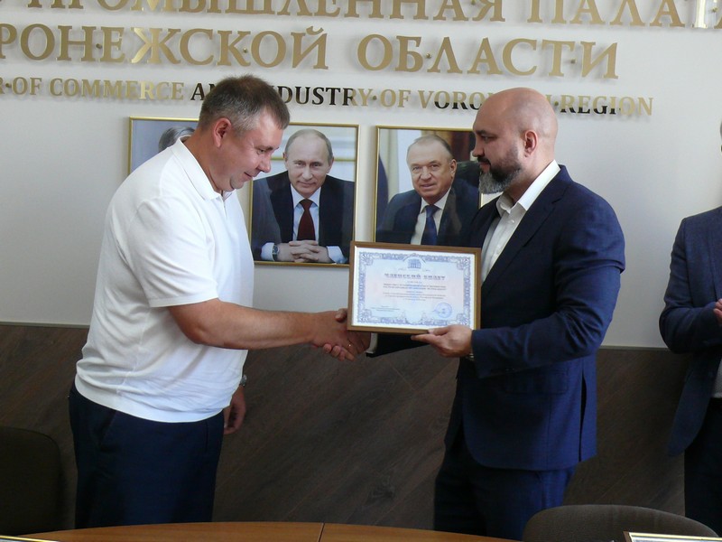 В ТПП Воронежской области торжественно вручили членские билеты новым участникам предпринимательского объединения